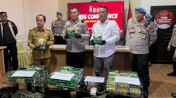 "Polres Sintang berhasil menggagalkan pengiriman 59,85 kg sabu dari Badau. Satu tersangka ditangkap setelah mobil pelaku menabrak jembatan saat mencoba kabur. "