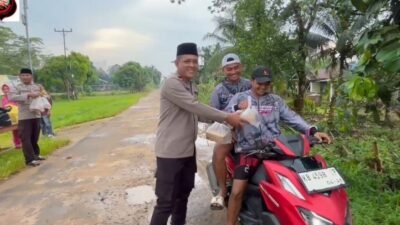 Polsek Seponti Polres Kayong Utara melaksanakan kegiatan pembagian takjil gratis kepada warga. (Dok. HO/Faktakalbar.id)