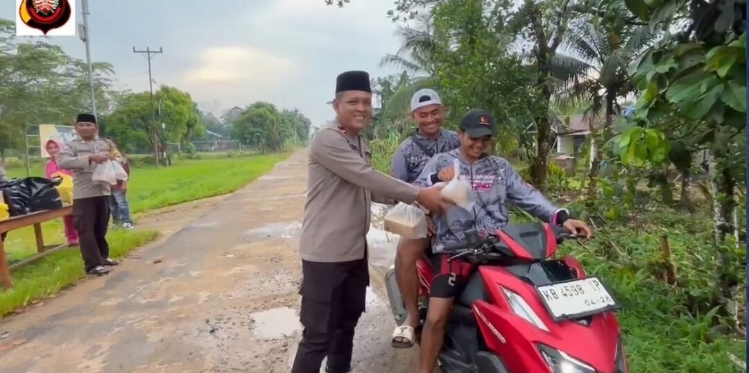 Polsek Seponti Polres Kayong Utara melaksanakan kegiatan pembagian takjil gratis kepada warga. (Dok. HO/Faktakalbar.id)