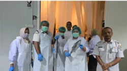 Kepala Dinas Kelautan dan Perikanan Kubu Raya meninjau unit pengolahan ikan dalam kegiatan Pra-Sertifikat Kelayakan Pengolahan di Sungai Kakap. (Dok. HO/Faktakalbar.id)