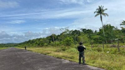 Prajurit TNI dari Satgas Yon Parako 466 Pasgat bersenjata lengkap sedang bersiaga mengamankan landasan pacu Lapangan Terbang Aboy di wilayah Pegunungan Bintang, Papua. (Dok. HO/Faktakalbar.id)