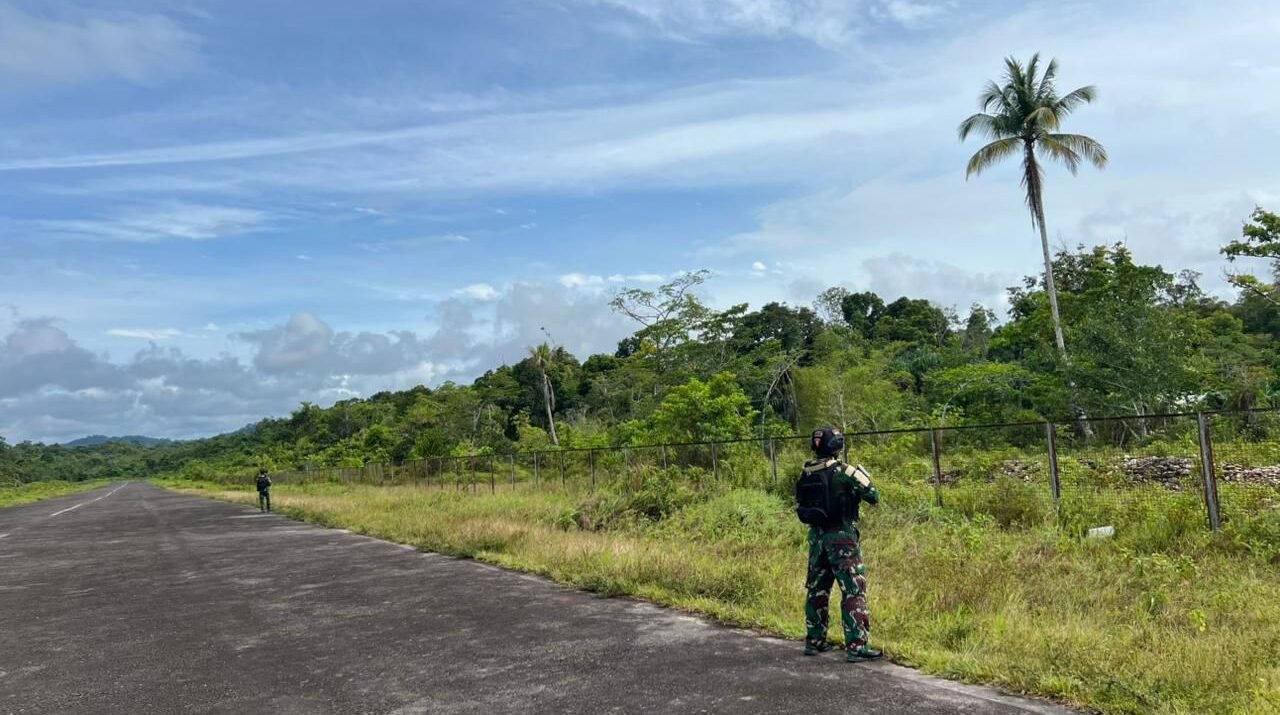 Prajurit TNI dari Satgas Yon Parako 466 Pasgat bersenjata lengkap sedang bersiaga mengamankan landasan pacu Lapangan Terbang Aboy di wilayah Pegunungan Bintang, Papua. (Dok. HO/Faktakalbar.id)