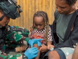 Prajurit Satgas Yon Parako 466 Gelar Bakti Sosial dan Pengobatan di Wamena Papua