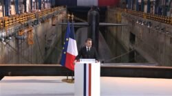 Presiden Perancis Emmanuel Macron menyampaikan pidato mengenai pencegahan nuklir di depan kapal selam Le Temeraire di pangkalan Île Longue. (Dok. HO/Faktakalbar.id)
