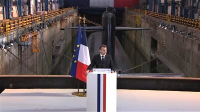 Presiden Perancis Emmanuel Macron menyampaikan pidato mengenai pencegahan nuklir di depan kapal selam Le Temeraire di pangkalan ÃŽle Longue. (Dok. HO/Faktakalbar.id)
