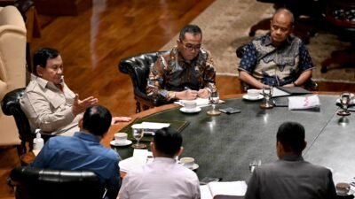 Presiden Prabowo Subianto memimpin rapat bersama sejumlah menteri dan pejabat negara untuk membahas isu-isu strategis di kediaman Hambalang, Bogor. (Dok. HO/Faktakalbar.id)