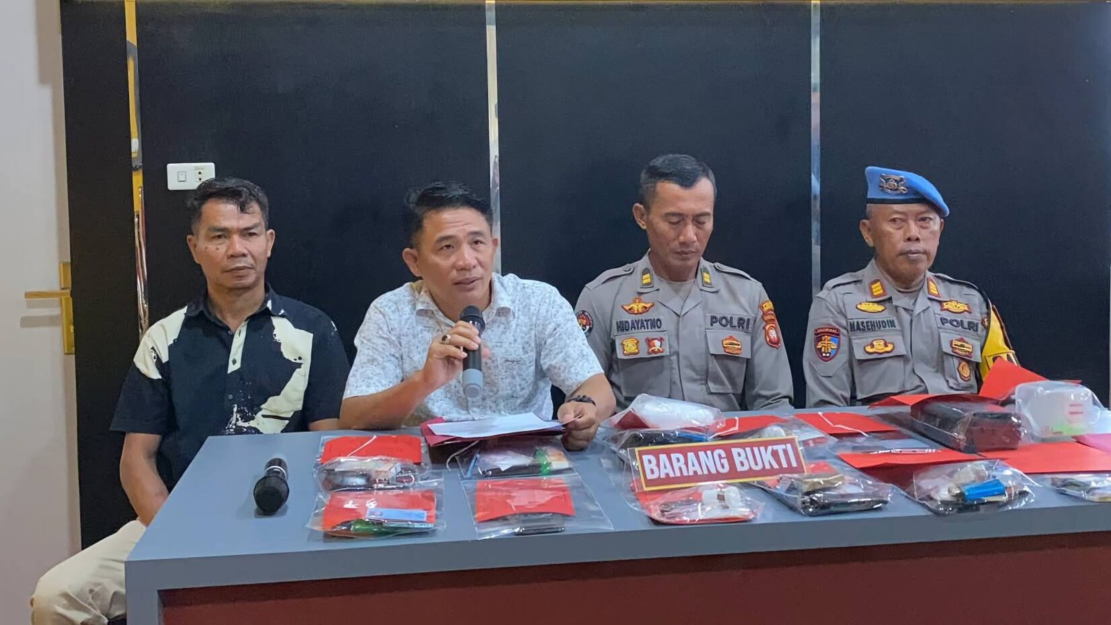 Kasat Resnarkoba Polres Singkawang, Iptu Defi Irawan, saat memimpin press conference pengungkapan kasus tindak pidana narkotika.