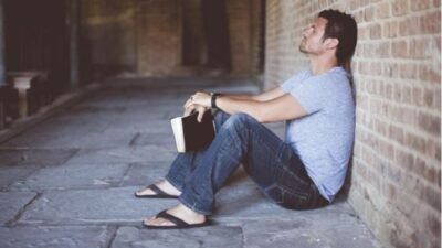 "Menetapkan batasan atau boundaries sangat penting untuk kesehatan mental. Kenali 5 tanda bahwa kamu sudah memiliki batasan yang sehat dalam hidupmu di sini."