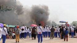 Asap membumbung tinggi dari prosesi ritual pembakaran puluhan replika naga yang menjadi tanda penutup rangkaian perayaan Cap Go Meh 2026 di Kabupaten Kubu Raya.