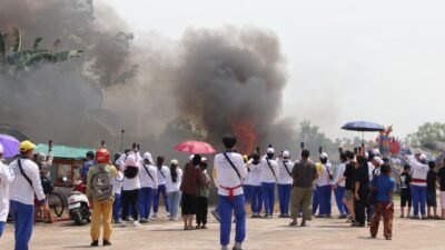 Asap membumbung tinggi dari prosesi ritual pembakaran puluhan replika naga yang menjadi tanda penutup rangkaian perayaan Cap Go Meh 2026 di Kabupaten Kubu Raya.