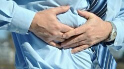 "Benarkah puasa Ramadan dapat menyembuhkan penyakit asam lambung? Simak fakta medisnya serta daftar makanan yang wajib dihindari oleh penderita GERD selama berpuasa. "