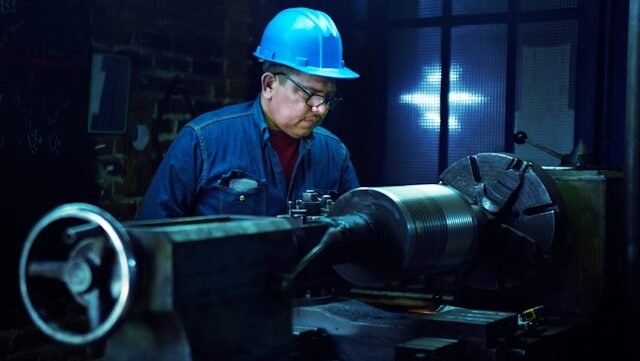 Lulusan Elite China Kerja di Pabrik