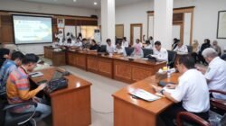 Sekretaris Daerah Kalimantan Barat, Harisson, saat memimpin Rapat Koordinasi Ketersediaan Bahan Pokok dan Bahan Penting bersama para distributor daerah.