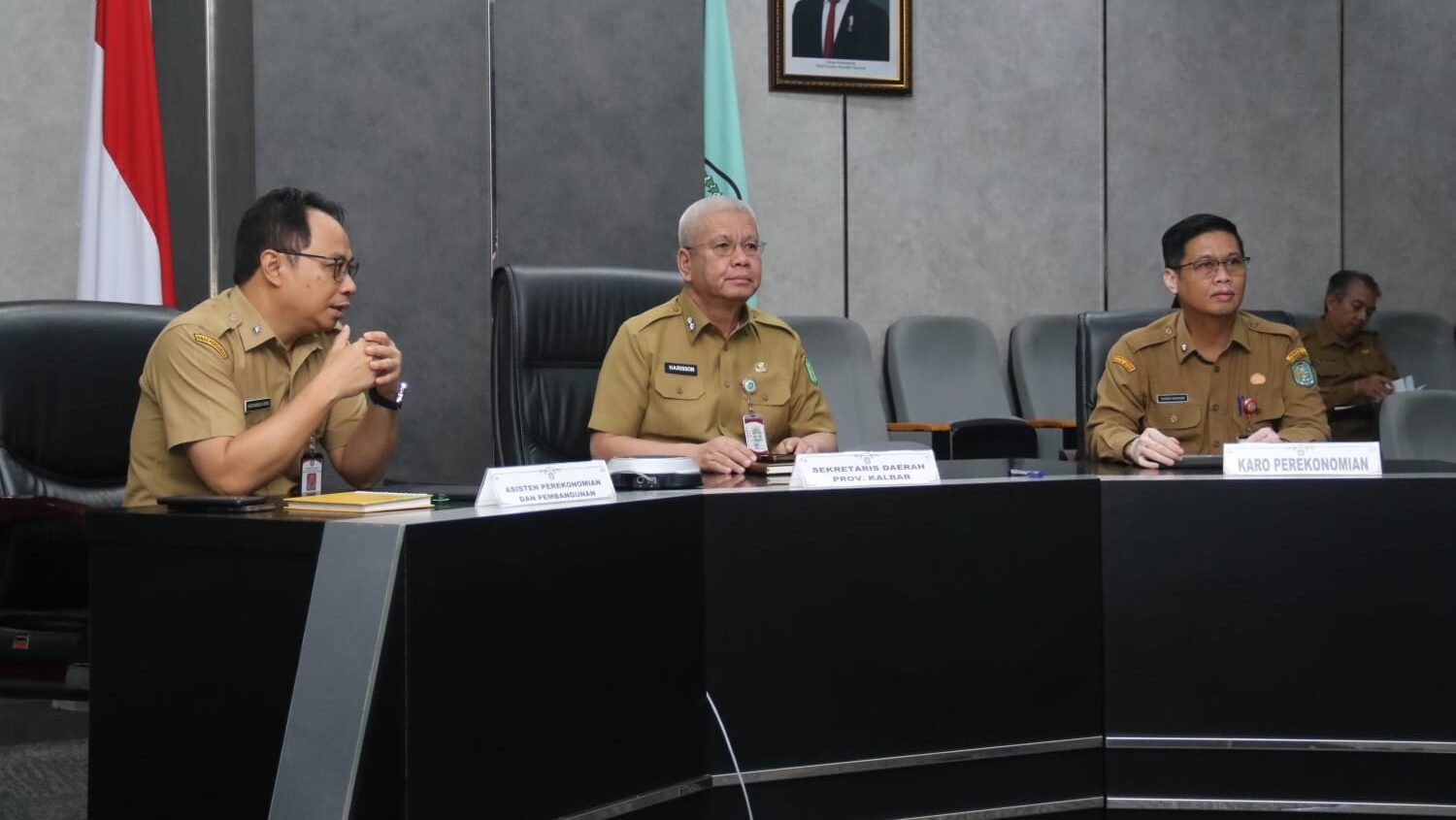 Sekda Kalbar Harisson mengikuti Rapat Koordinasi Pengendalian Inflasi Nasional secara virtual di Kantor Gubernur Kalbar guna memastikan stabilitas harga pangan.