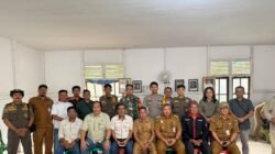 Foto bersama Camat Marau, aparat keamanan, tokoh masyarakat, dan manajemen PT BAL usai rapat tindak lanjut konflik panen. (Dok. HO/Faktakalbar.id)
