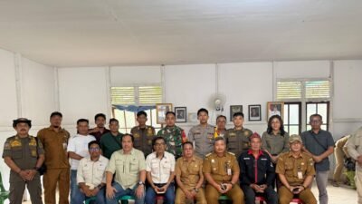 Foto bersama Camat Marau, aparat keamanan, tokoh masyarakat, dan manajemen PT BAL usai rapat tindak lanjut konflik panen. (Dok. HO/Faktakalbar.id)