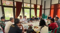 Suasana rapat koordinasi di Kantor Kecamatan Marau yang dihadiri unsur Forkopimcam, tokoh adat, dan manajemen perusahaan terkait penanganan konflik lahan. (Dok. HO/Faktakalbar.id)