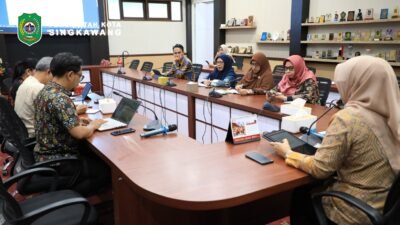 Suasana rapat koordinasi lintas perangkat daerah yang dipimpin oleh Sekda Kota Singkawang Dwi Yanti membahas penyediaan lahan rumah subsidi di Ruang Rapat Sekda. (Dok. HO/Faktakalbar.id)