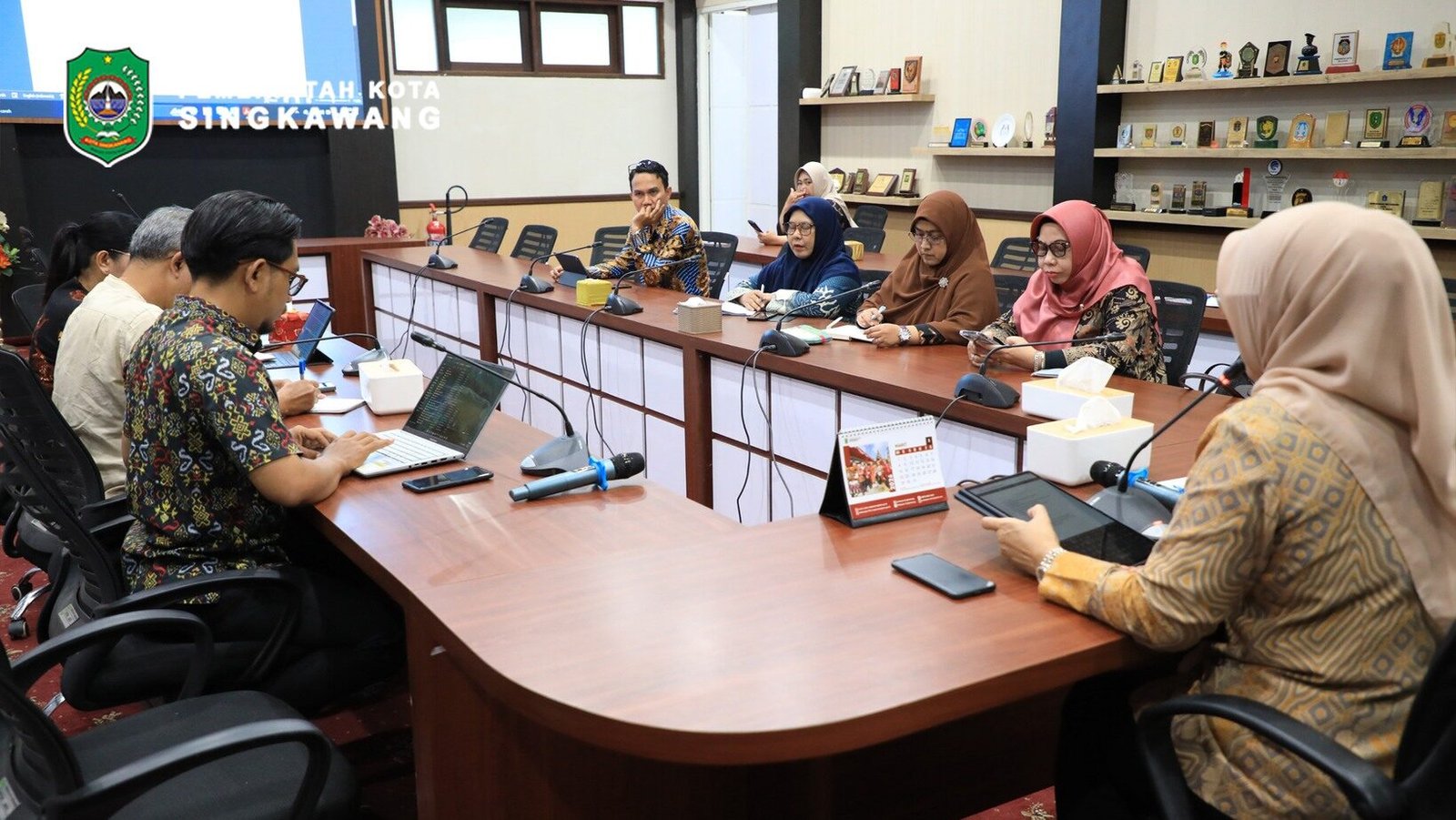 Suasana rapat koordinasi lintas perangkat daerah yang dipimpin oleh Sekda Kota Singkawang Dwi Yanti membahas penyediaan lahan rumah subsidi di Ruang Rapat Sekda. (Dok. HO/Faktakalbar.id)
