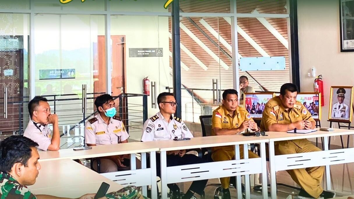 Suasana rapat koordinasi sinergi antar instansi dalam pembentukan Posko Terpadu Idulfitri 2026 yang dihadiri oleh perwakilan berbagai lembaga di PLBN Jagoi Babang. (Dok. HO/Faktakalbar.id)