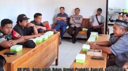 Sekretaris Camat Air Upas Otto Win Aryant bersama Danramil Marau dan tokoh masyarakat saat menghadiri rapat pembentukan FKPM di Aula Polsubsektor. (Dok. HO/Faktakalbar.id)