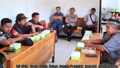 Sekretaris Camat Air Upas Otto Win Aryant bersama Danramil Marau dan tokoh masyarakat saat menghadiri rapat pembentukan FKPM di Aula Polsubsektor. (Dok. HO/Faktakalbar.id)
