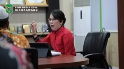 Wali Kota Singkawang Tjhai Chui Mie memimpin rapat percepatan pengadaan barang dan jasa tahun anggaran 2026 di Ruang Rapat Wali Kota. (Dok. HO/Faktakalbar.id)