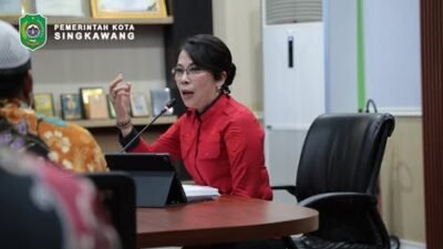 Wali Kota Singkawang Tjhai Chui Mie memimpin rapat percepatan pengadaan barang dan jasa tahun anggaran 2026 di Ruang Rapat Wali Kota. (Dok. HO/Faktakalbar.id)