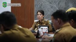 Wali Kota Singkawang Tjhai Chui Mie memimpin rapat koordinasi terkait persiapan teknis pengerjaan perkuatan tebing sungai di Ruang Rapat Wali Kota. (Dok. HO/Faktakalbar.id)