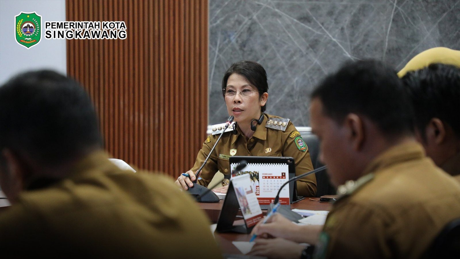 Wali Kota Singkawang Tjhai Chui Mie memimpin rapat koordinasi terkait persiapan teknis pengerjaan perkuatan tebing sungai di Ruang Rapat Wali Kota. (Dok. HO/Faktakalbar.id)