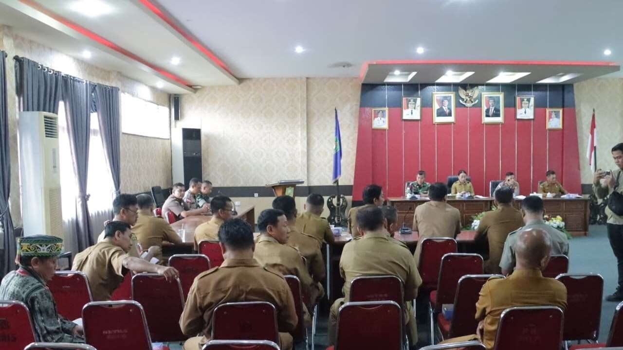Suasana rapat koordinasi lintas sektoral di Kantor Bupati Sanggau guna mematangkan persiapan peringatan hari ulang tahun kota.