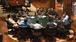 Presiden Prabowo Subianto memimpin rapat bersama Menteri Pertahanan Sjafrie Sjamsoeddin dan jajaran Kabinet Merah Putih di Hambalang. (Dok. HO/Faktakalbar.id)