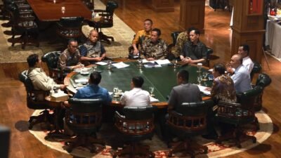 Presiden Prabowo Subianto memimpin rapat bersama Menteri Pertahanan Sjafrie Sjamsoeddin dan jajaran Kabinet Merah Putih di Hambalang. (Dok. HO/Faktakalbar.id)