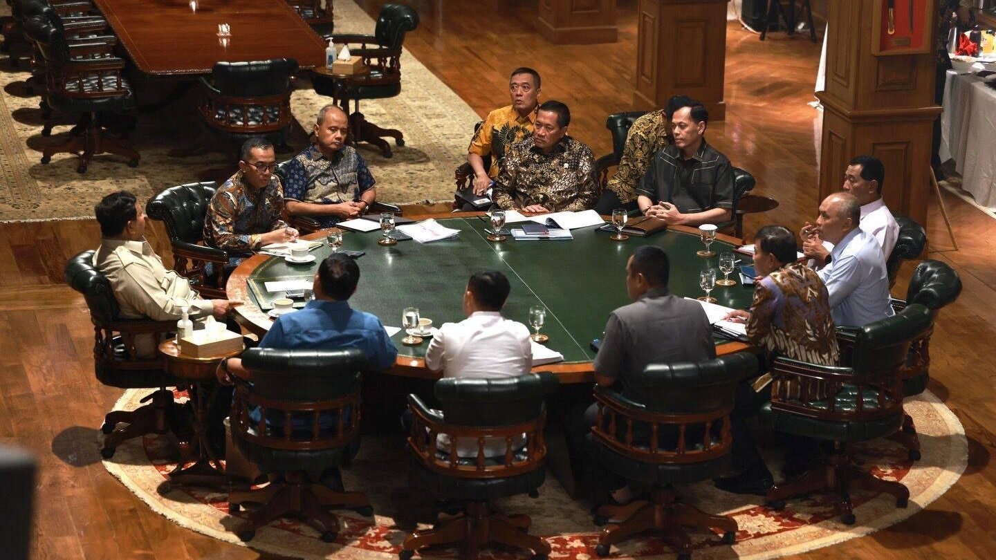 Presiden Prabowo Subianto memimpin rapat bersama Menteri Pertahanan Sjafrie Sjamsoeddin dan jajaran Kabinet Merah Putih di Hambalang. (Dok. HO/Faktakalbar.id)