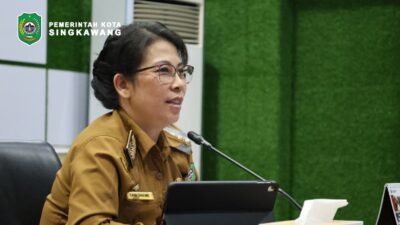 Wali Kota Singkawang Tjhai Chui Mie saat memimpin rapat pemaparan dokumen feasibility study pembangunan IPA Semelagi di Ruang Rapat Wali Kota. (Dok. HO/Faktakalbar.id)