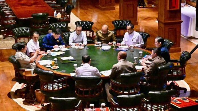 Presiden Prabowo Subianto memimpin rapat terbatas bersama sejumlah menteri membahas percepatan program Waste to Energy di Hambalang, Bogor. (Dok. HO/Faktakalbar.id)
