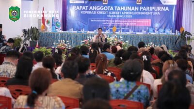 Wakil Wali Kota Singkawang Muhammadin memberikan sambutan di depan ratusan anggota dalam Rapat Anggota Tahunan Paripurna CU Bonaventura di Gedung Samudera. (Dok. HO/Faktakalbar.id)
