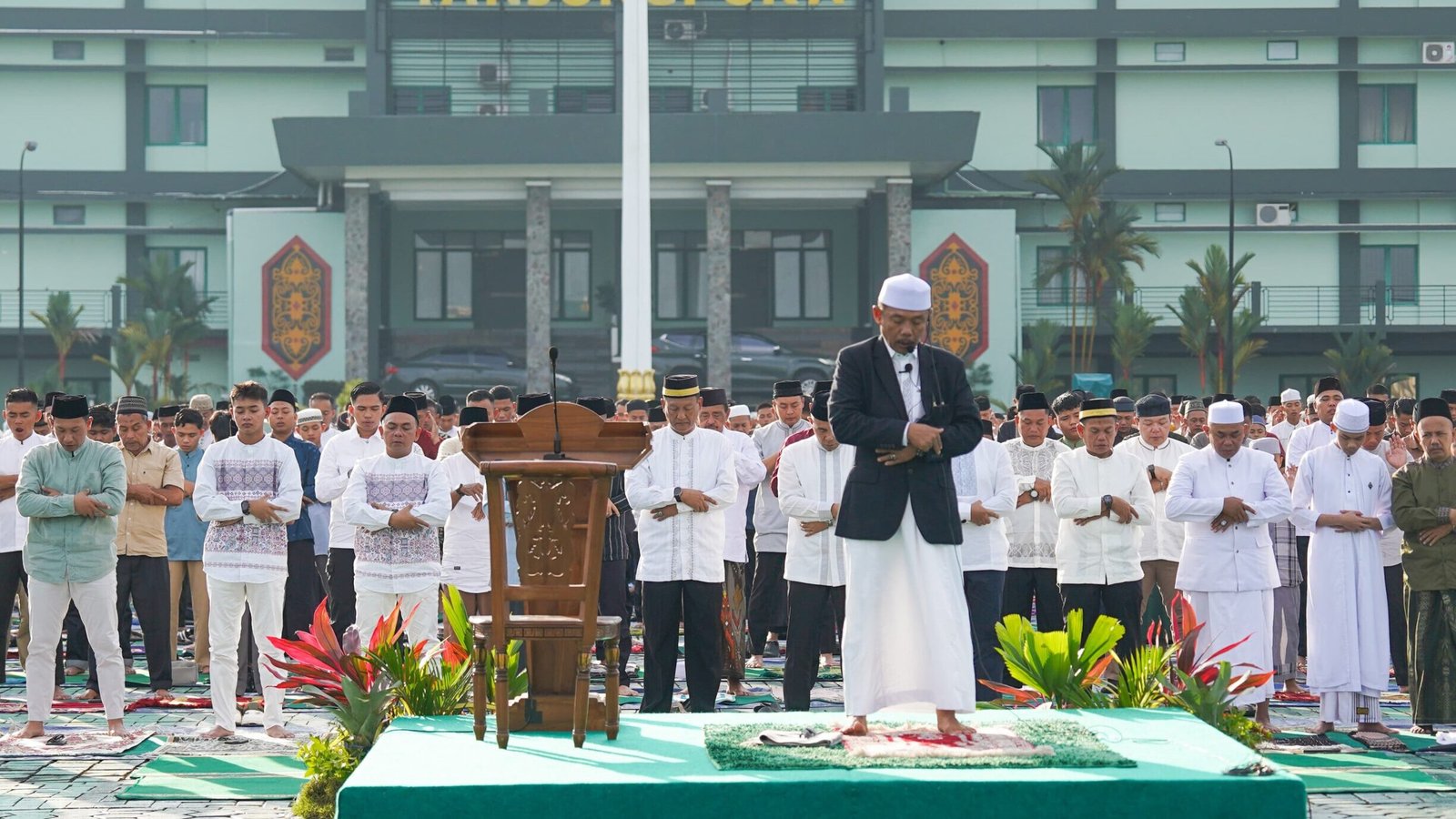 "Pelaksanaan Salat Idulfitri 1447 H di Masjid An-Nur Polda Kalbar berlangsung khidmat. Kapolda Kalbar Pipit Rismanto berbaur dengan warga dalam suasana penuh sinergitas."