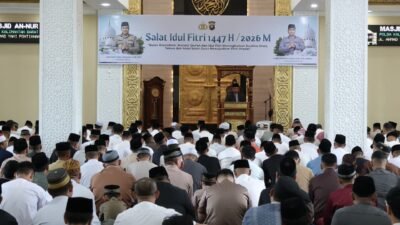 Suasana khusyuk ratusan jemaah saat melaksanakan ibadah Salat Idulfitri 1447 Hijriah bersama Kapolda Pipit Rismanto di Masjid An-Nur Polda Kalbar, Sabtu (21/3/2026) pagi.