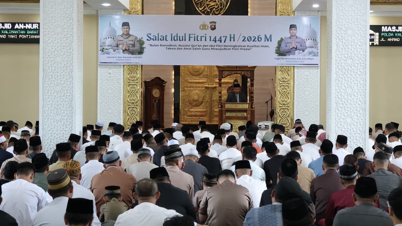 Suasana khusyuk ratusan jemaah saat melaksanakan ibadah Salat Idulfitri 1447 Hijriah bersama Kapolda Pipit Rismanto di Masjid An-Nur Polda Kalbar, Sabtu (21/3/2026) pagi.