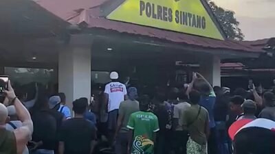 Ratusan massa menggelar aksi unjuk rasa menuntut pembebasan rekan mereka menyusul penangkapan pekerja tambang emas tanpa izin di wilayah Sintang.