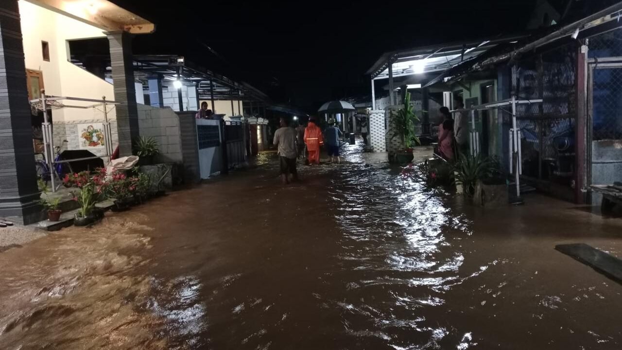 Kondisi permukiman warga di Kelurahan Kapas, Sukomoro yang terendam banjir akibat curah hujan tinggi dan jebolnya tanggul.