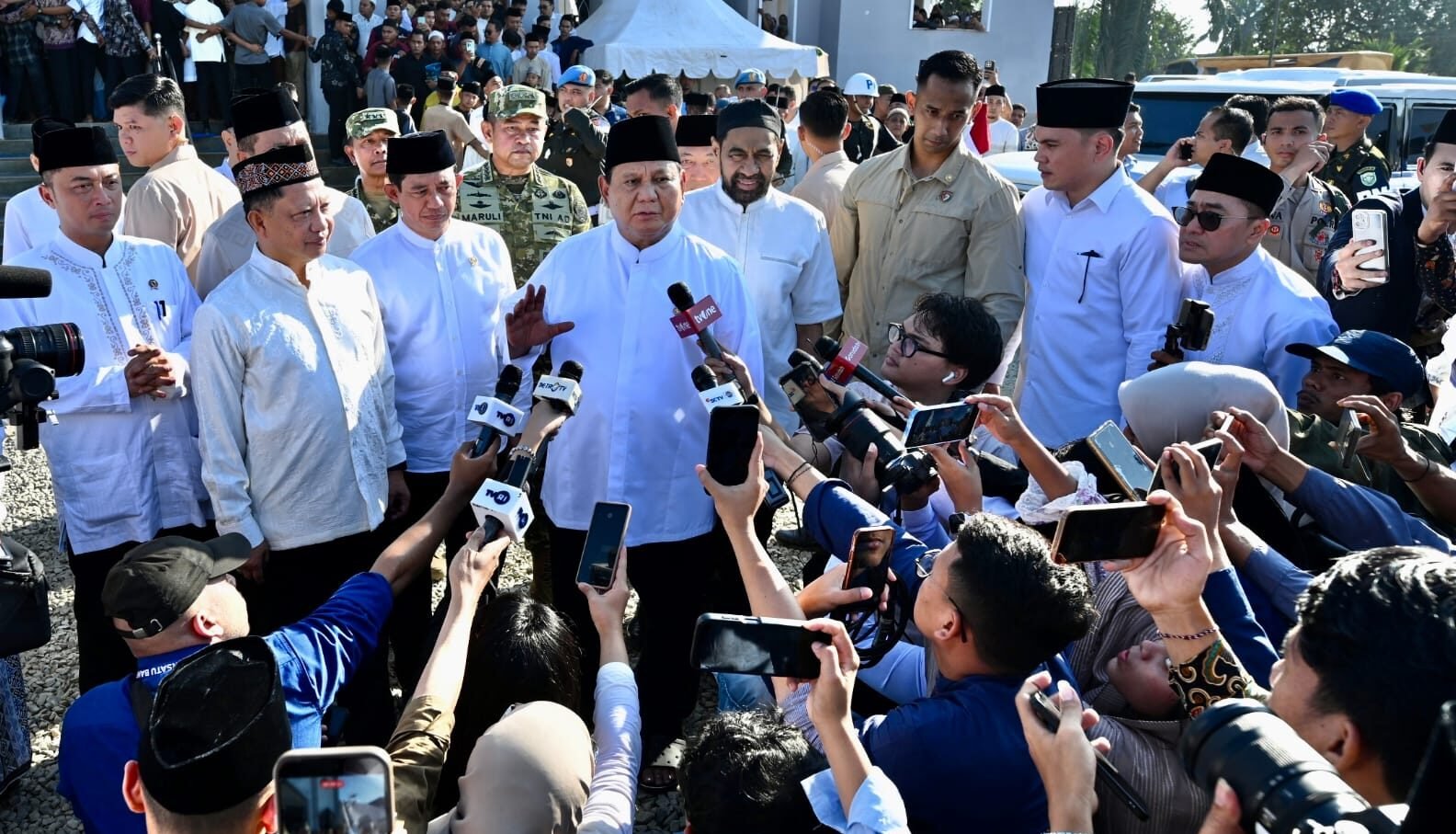 "Presiden Prabowo Subianto dan Kepala BNPB merayakan Idulfitri 1447 H bersama warga terdampak bencana di Aceh Tamiang. Simak progres pembangunan 4.089 unit huntara."