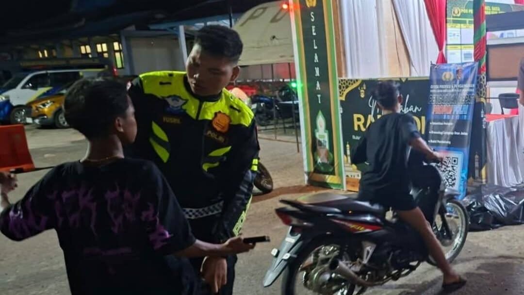 Personel Polres Kapuas Hulu saat mengamankan sejumlah kendaraan bermotor roda dua yang menggunakan knalpot tidak sesuai dengan spesifikasi teknis pabrikan.