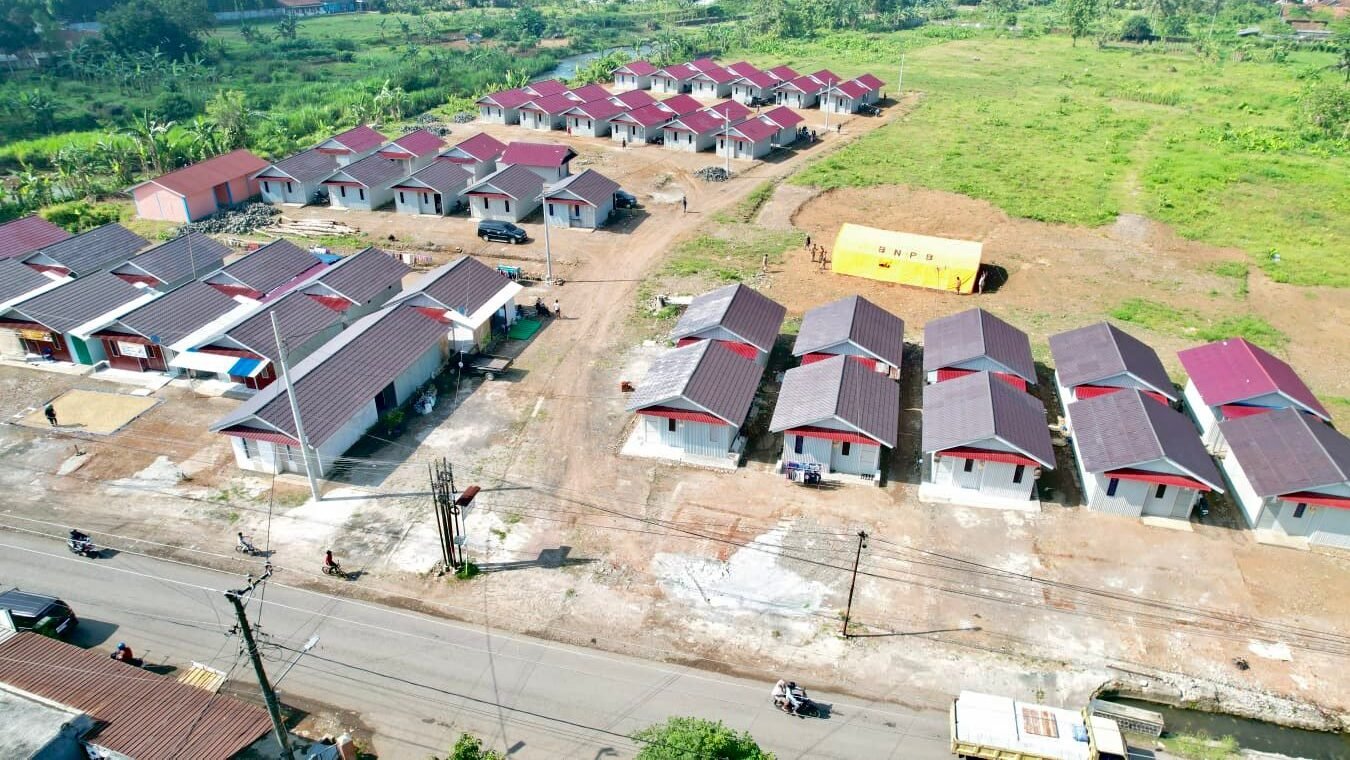 Foto udara hunian sementara (huntara) Desa Jenang, bagi para penyintas bencana tanah longsor di Desa Cibeunying, Kecamatan Majenang, Kabupaten Cilacap, Senin (16/3). (Dok. BPBD Kabupaten Cilacap)