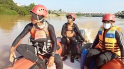 "Seorang remaja 14 tahun dilaporkan hilang usai terseret arus di Kabupaten Melawi. Tim SAR gabungan kini intensif mencari remaja tenggelam di Sungai Pinoh tersebut."