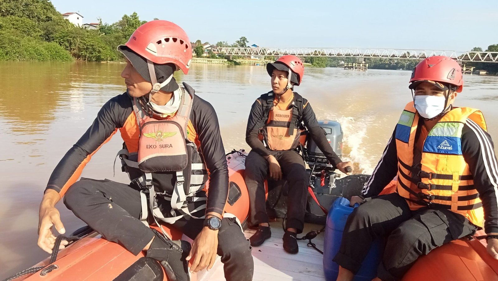 "Seorang remaja 14 tahun dilaporkan hilang usai terseret arus di Kabupaten Melawi. Tim SAR gabungan kini intensif mencari remaja tenggelam di Sungai Pinoh tersebut."