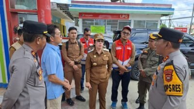 emkot dan Forkopimda siapkan opsi pembatasan BBM di Singkawang guna mengatasi antrean panjang akibat panic buying jelang Idulfitri. Stok dipastikan aman.