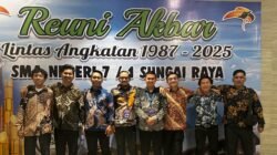 "Alumni SMAN 7/1 Sungai Raya gelar Reuni Akbar lintas angkatan 1987-2025 di Qubu Resort. Simak kemeriahan ajang silaturahmi ribuan alumni ini."