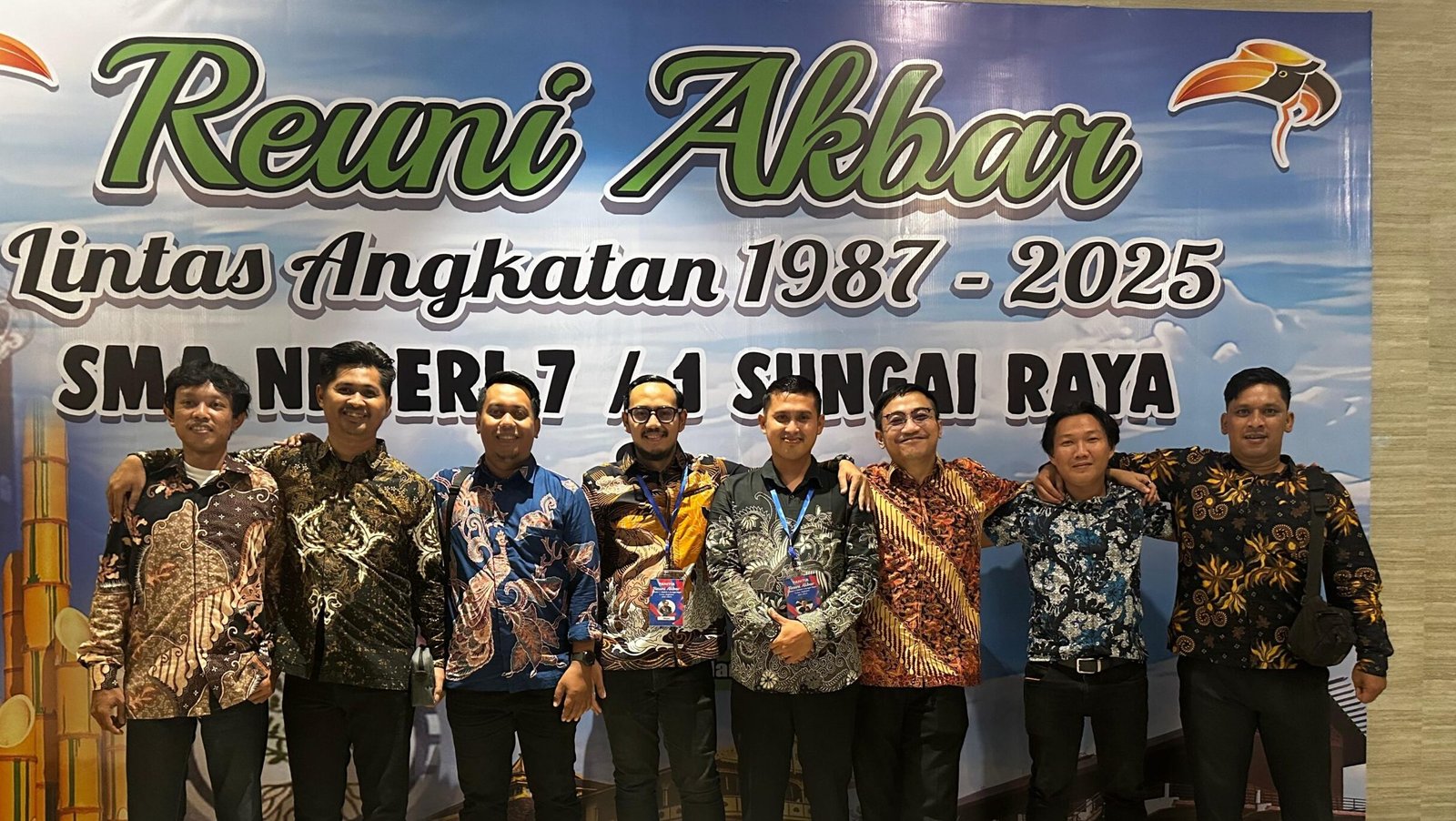 "Alumni SMAN 7/1 Sungai Raya gelar Reuni Akbar lintas angkatan 1987-2025 di Qubu Resort. Simak kemeriahan ajang silaturahmi ribuan alumni ini."